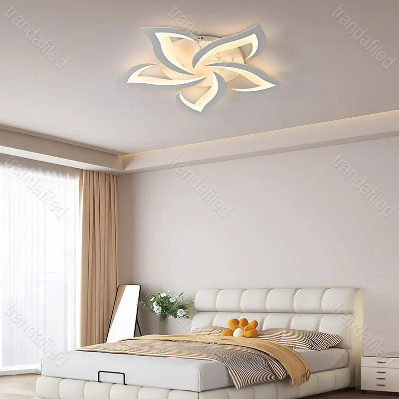 Lustră LED Modernă 80W cu 5 Brațe, Design Floral, Reglabilă cu Telecomandă