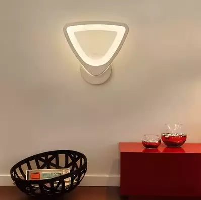 aplica-led-moderna-32w-3-culori-design-triunghiular-alb-18x20cm-iluminat-decorativ