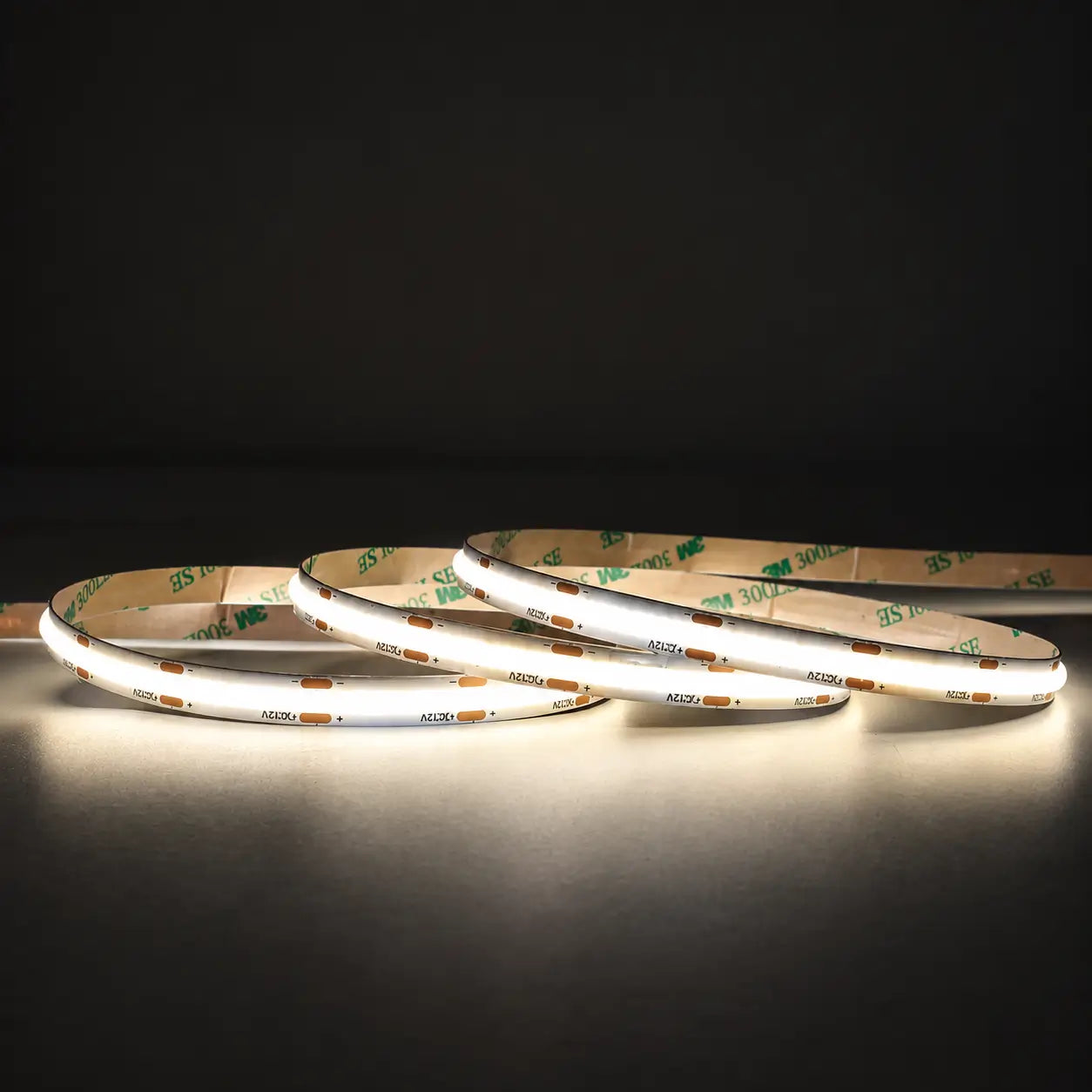 Bandă LED COB 12V Alb Natural 4000K aprinsă lumină continuă fundal negru