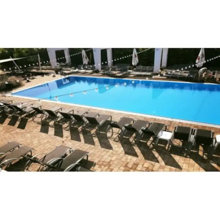 Ghirlandă luminoasă exterior IP65 montată lângă piscină – efect lumină caldă reflectată în apă