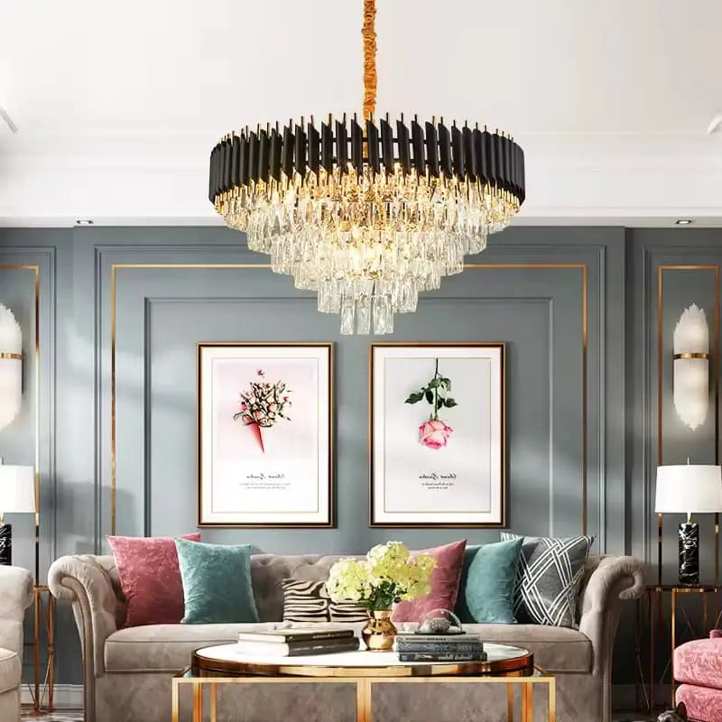 Lustra moderna cu cristale montata in living, design elegant pentru iluminat decorativ in sufragerie moderna.