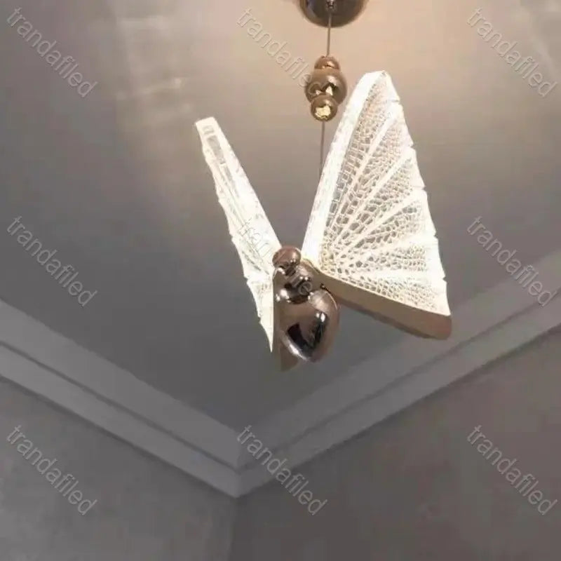 lustra-suspendata-led-cu-3-capete-fluture-aurie-eleganta