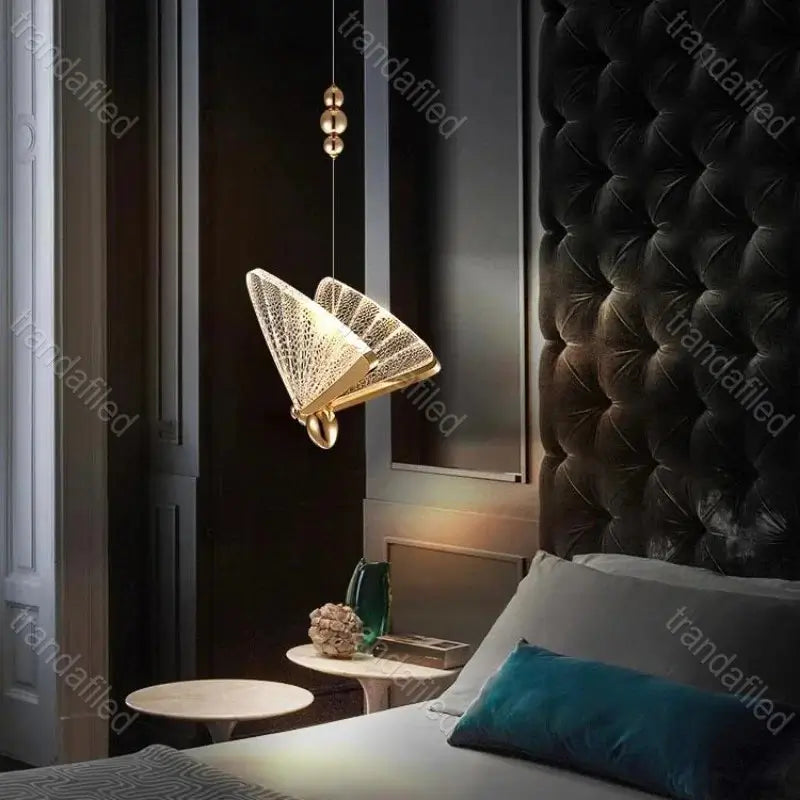 lustra-suspendata-led-cu-3-capete-fluture-aurie-eleganta