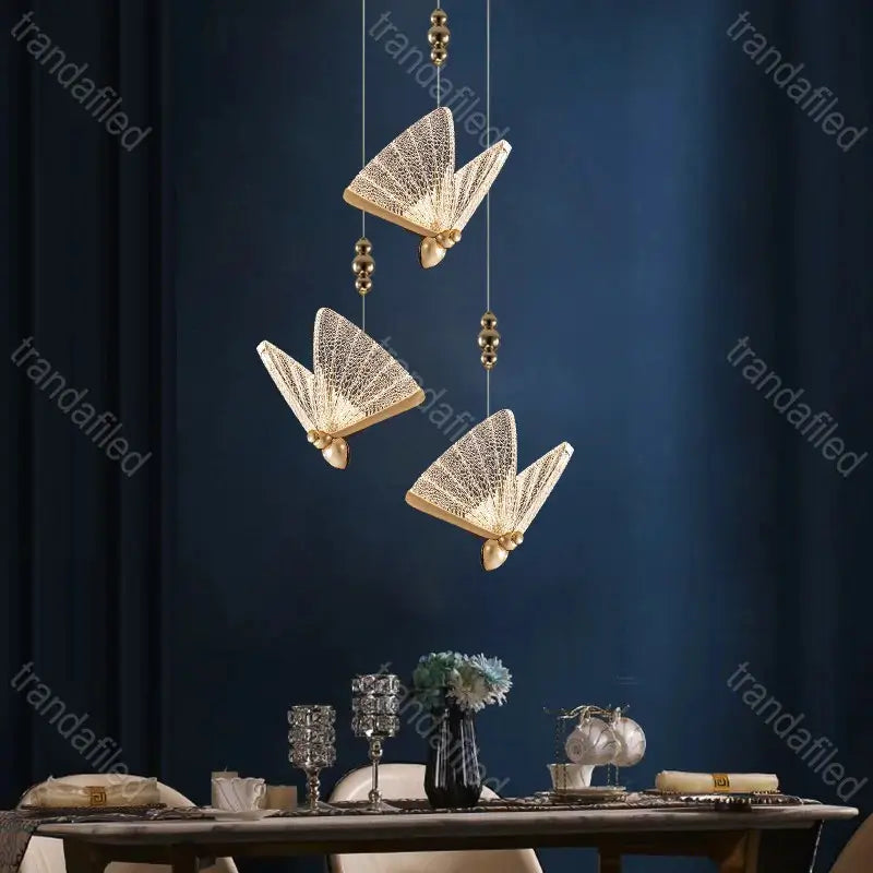 lustra-suspendata-led-cu-3-capete-fluture-aurie-eleganta