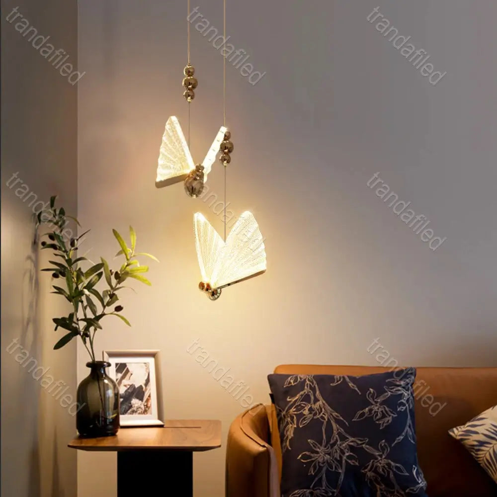 lustra-suspendata-led-cu-3-capete-fluture-aurie-eleganta