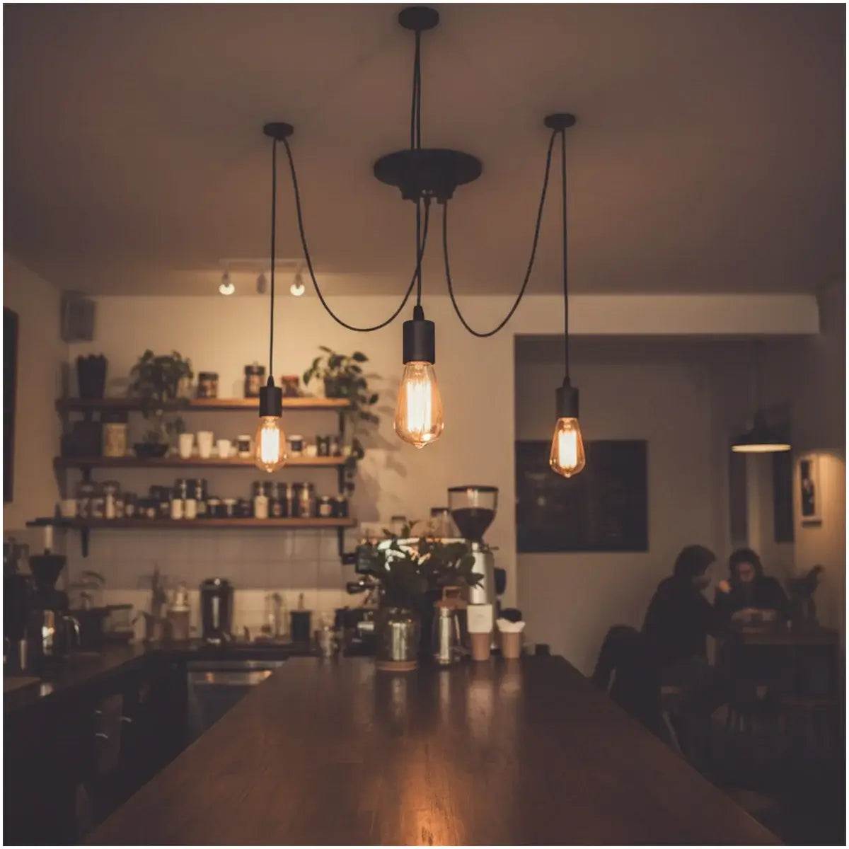 Lustră spider industrial montată într-o cafenea, decor vintage