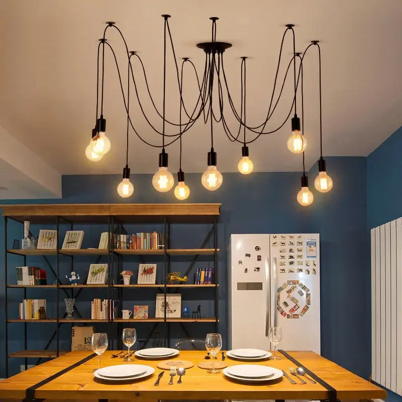 Lustră spider industrial aprinsă, decor living cu rafturi