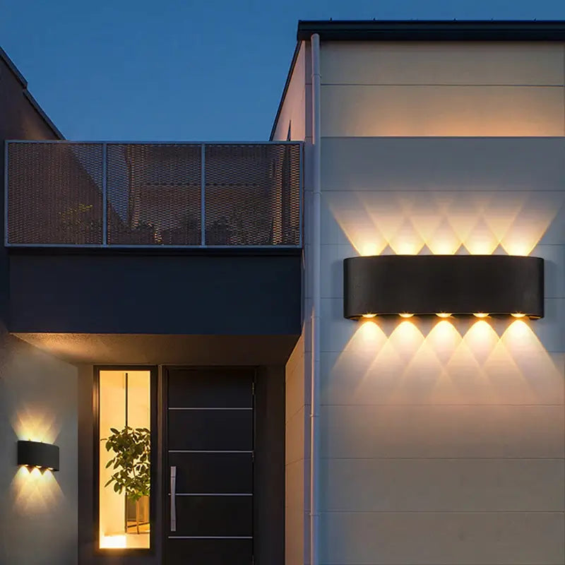 Aplică LED exterior 10W lumină caldă 3000K montată pe fațadă casă – efect arhitectural noapte