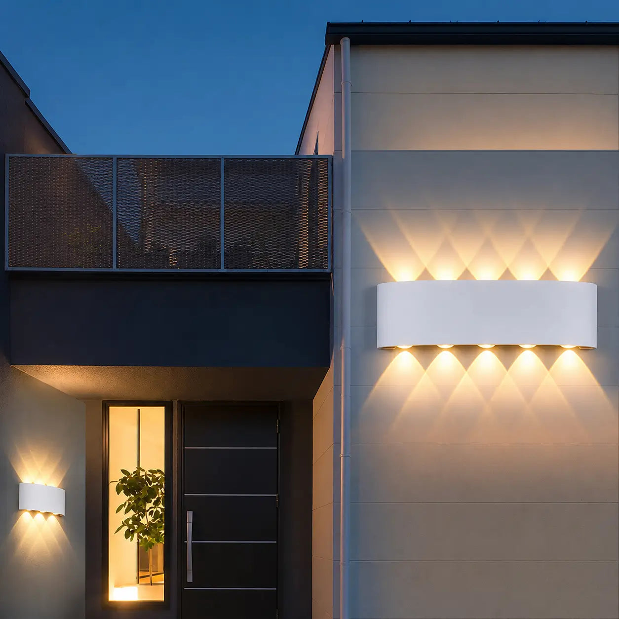 Aplică LED exterior 10W 6000K albă montată pe fațadă casă modernă – efect arhitectural iluminare sus jos noapte