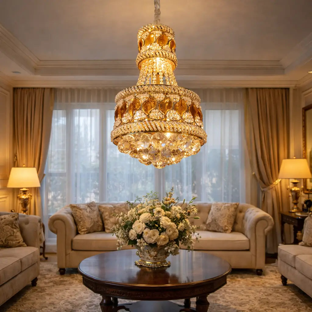 Candelabru din cristal lux montat în living elegant