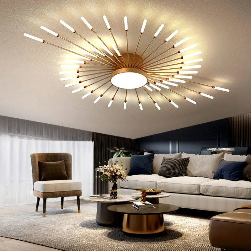 Candelabru LED auriu montat pe tavan, design stea, living modern cu fotoliu și draperii