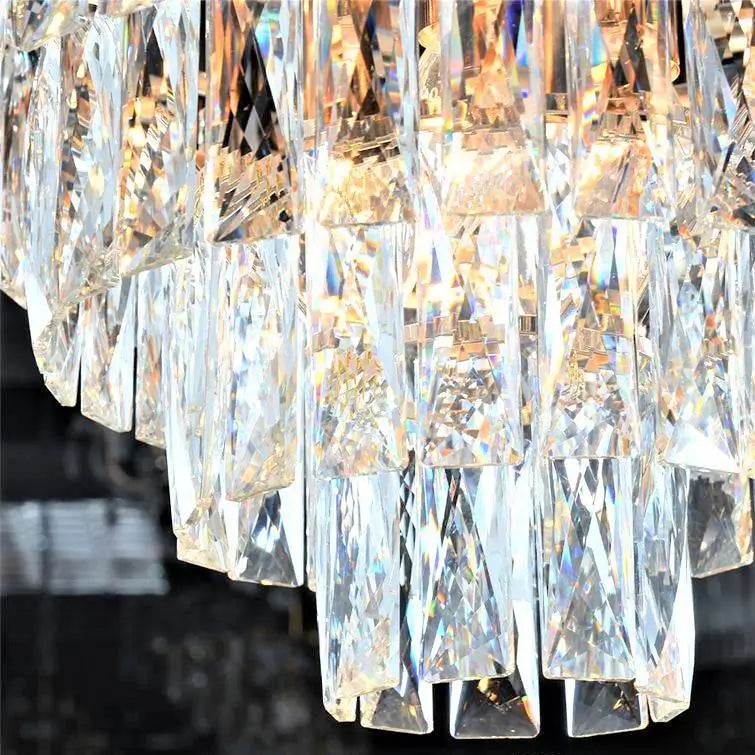 Detaliu cristale lustra moderna de lux cu finisaj auriu si elemente decorative elegante.