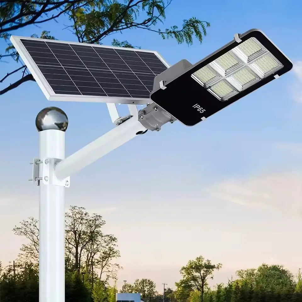 Iluminat stradal LED solara montata pe stalp pentru exterior si gradina