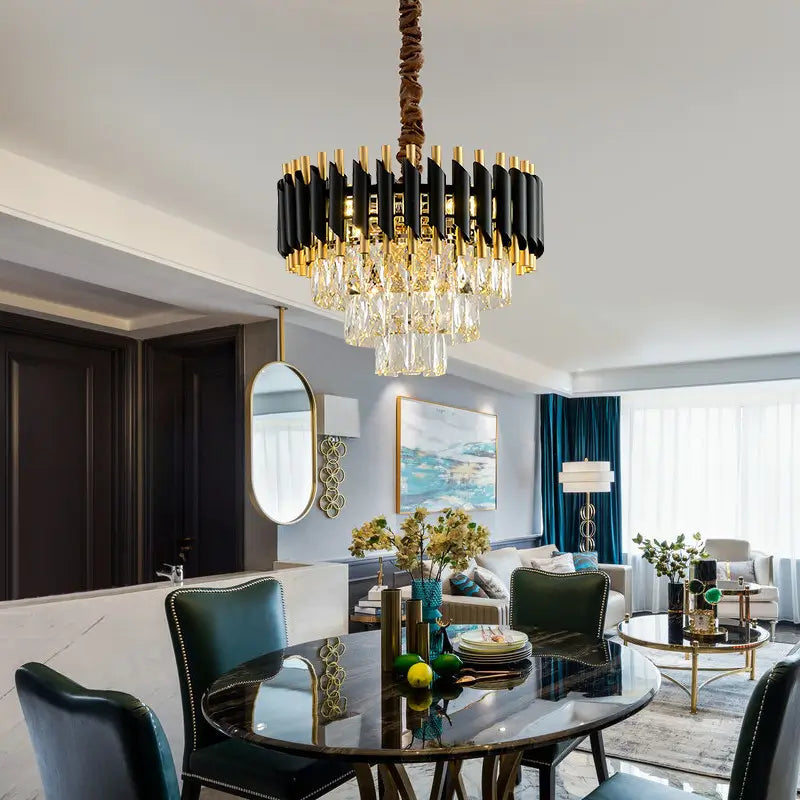 Lustra moderna cu cristale instalata in living, iluminat decorativ elegant pentru sufragerie moderna.