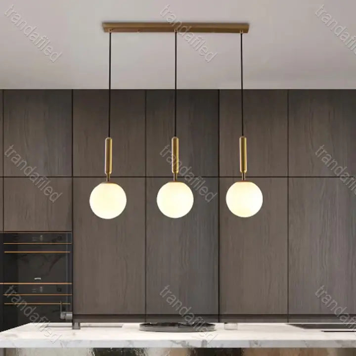 lustra-suspendata-modernă-cu-design-elegant-auriu-și-sticlă-albă