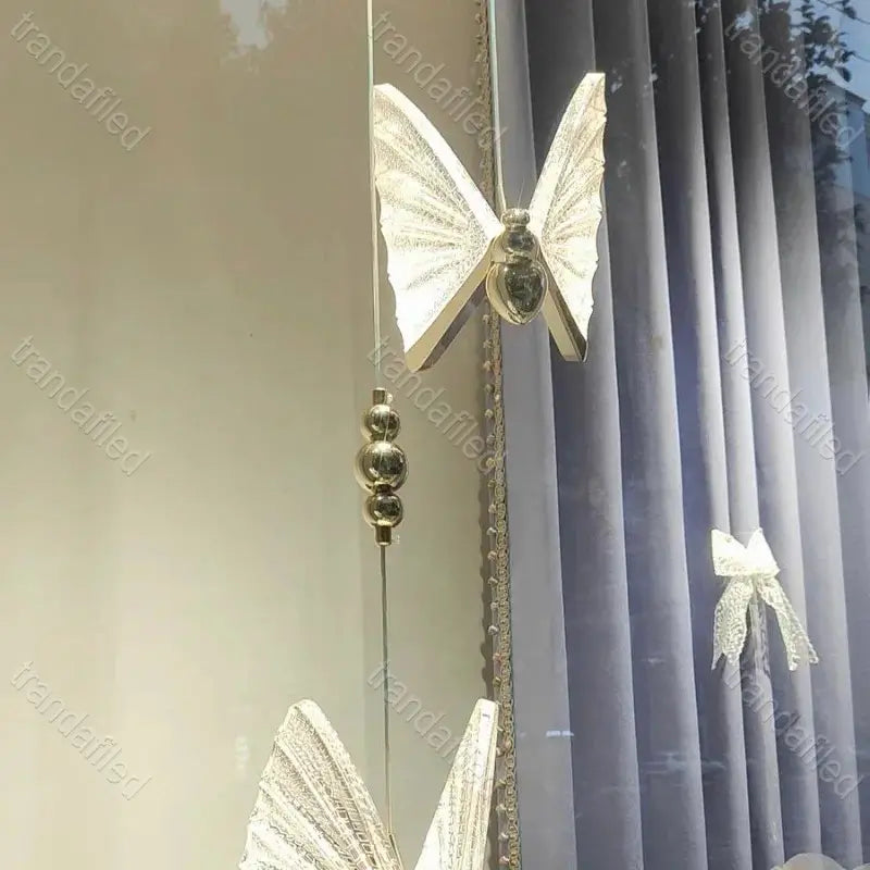 lustra-suspendata-led-cu-3-capete-fluture-aurie-eleganta