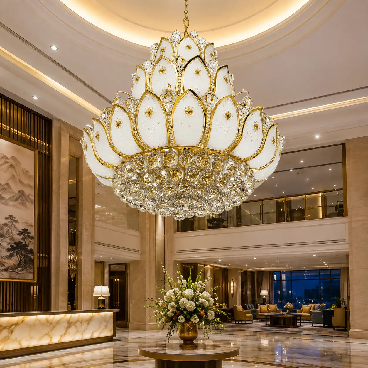 Lustră lotus sticlă K9 auriu montată în hol cu tavan înalt, decor monumental