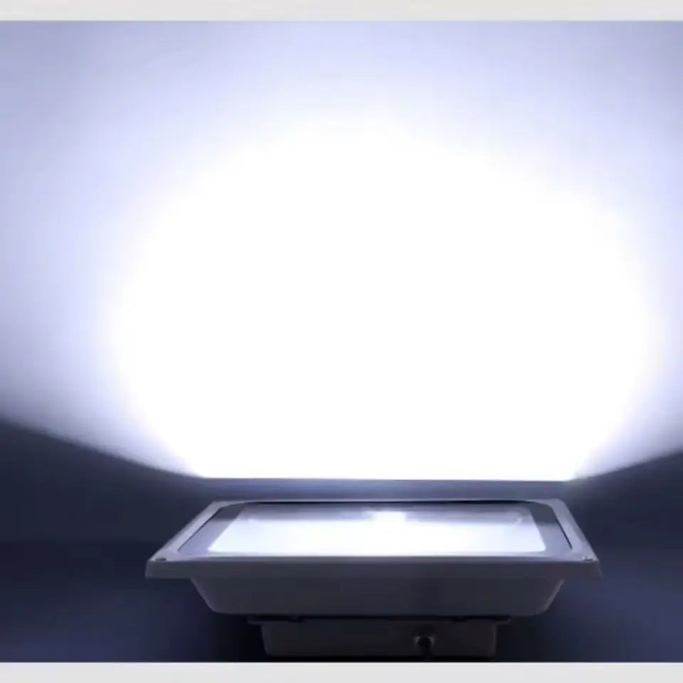 Fascicul de lumină albă rece emis de proiectorul LED 150W