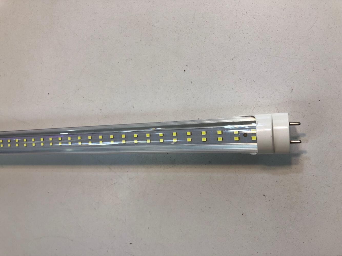 Tub LED T8 60cm 20W cu corp aluminiu, lumină rece 6500K, aprins